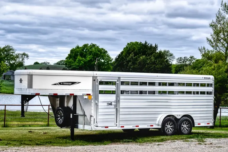Titan aluminum gooseneck livestock trailer (photo 1)