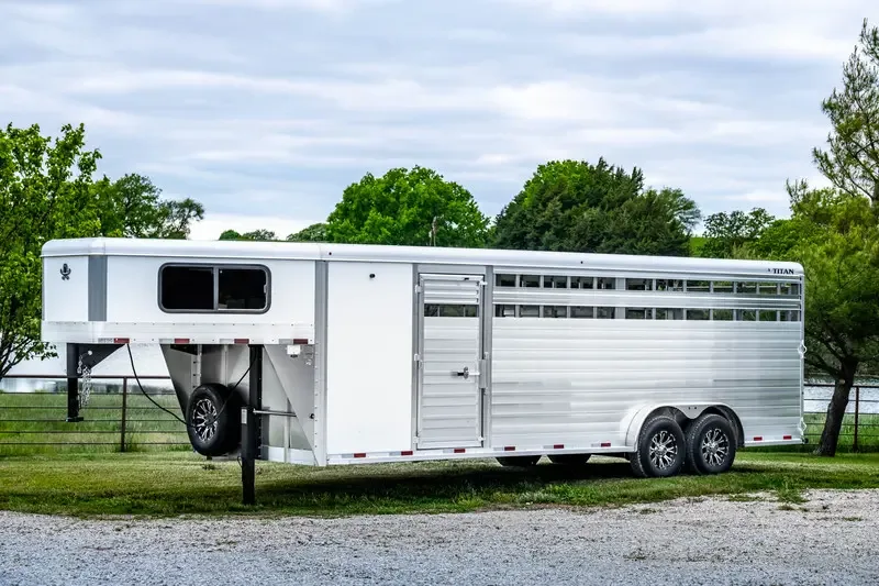 Titan aluminum gooseneck livestock trailer (photo 2)