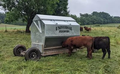 Universal Feeders 6600 Trailer Feeder